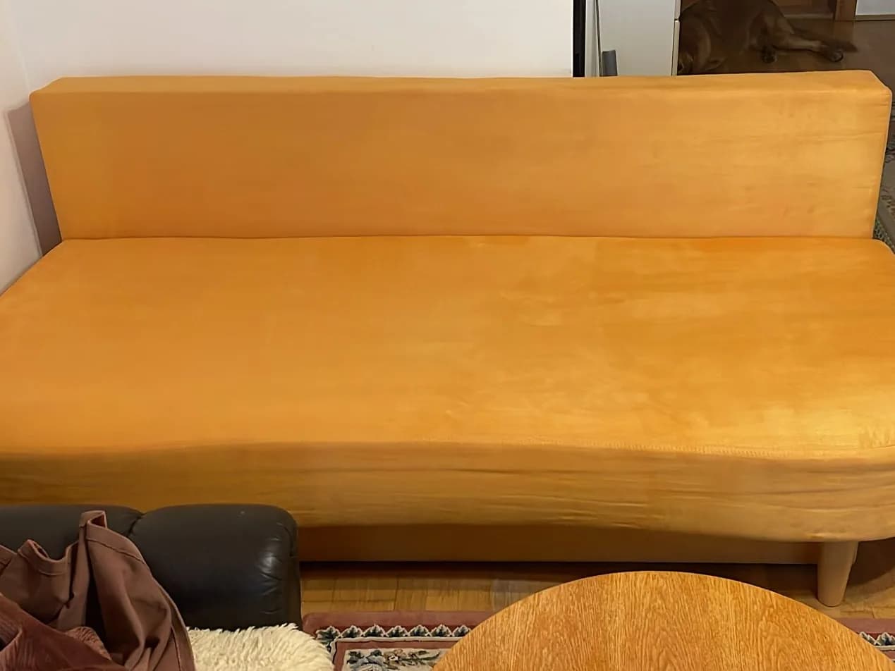 Pohľad spredu na žltú sedačku po tepovaní
