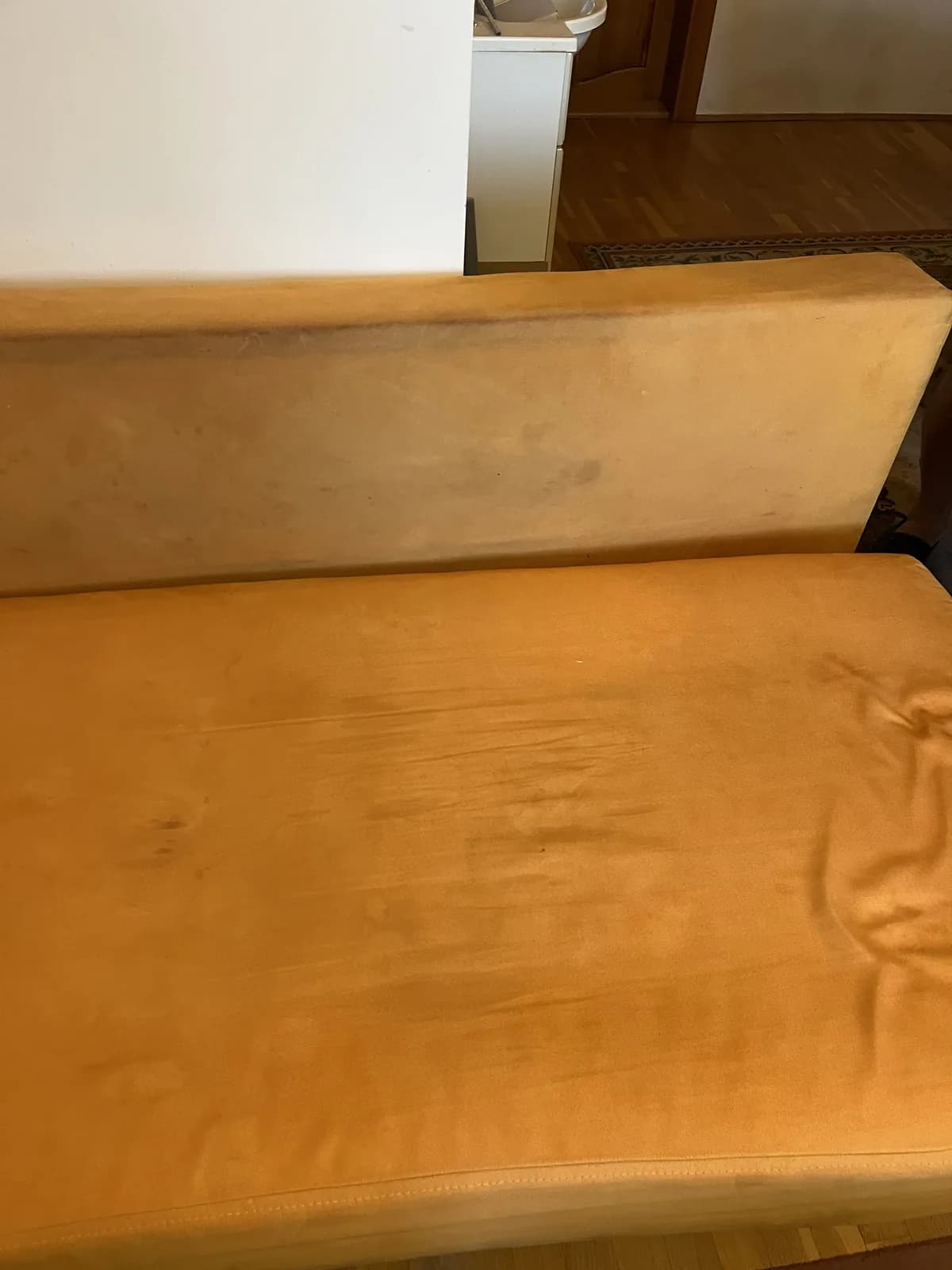 Detail máp a lokálnych škvŕn na žltej sedačke pred tepovaním